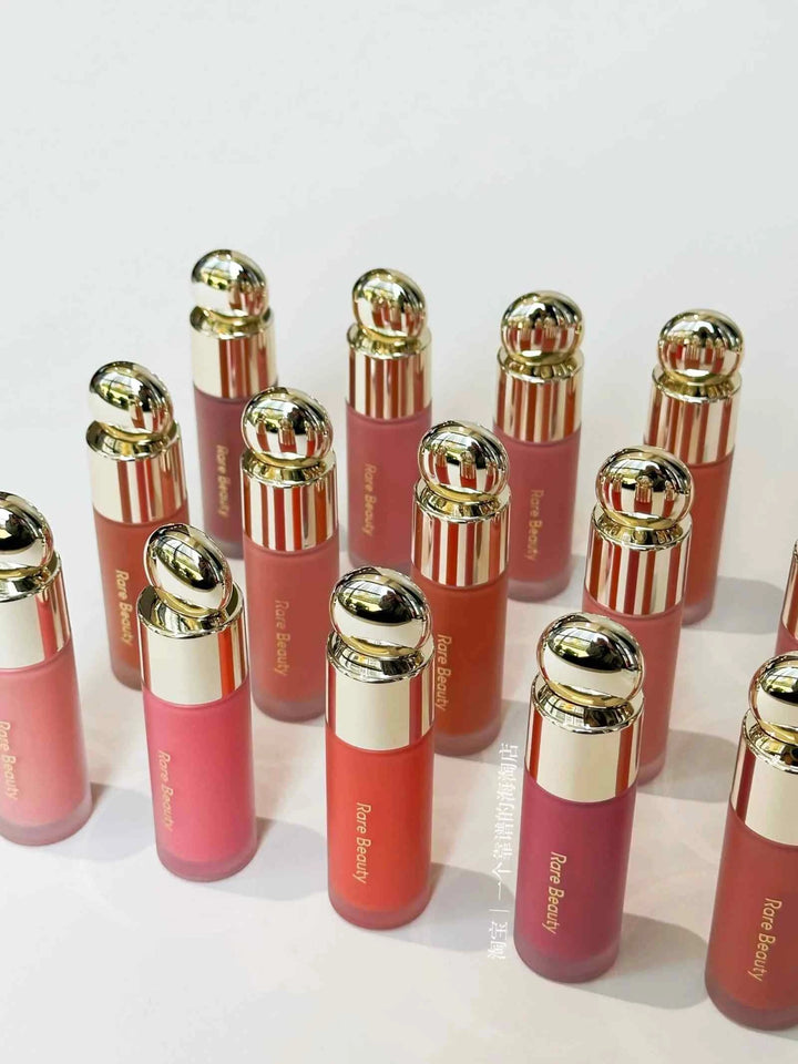 أحمر خدود Rare Beauty رير بيوتي سائل بظلال متعددة مع أغطية ذهبية.