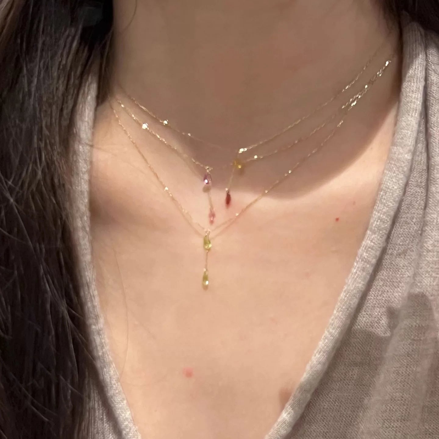 قلادة Layered Necklace بتصميم أحجار ملونة متدلية.