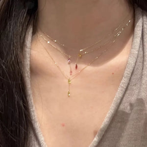 قلادة Layered Necklace بتصميم أحجار ملونة متدلية.