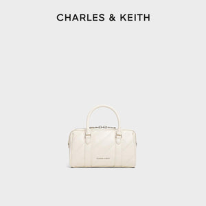 حقيبة Charles & Keith بتصميم مبطن وأنيق.