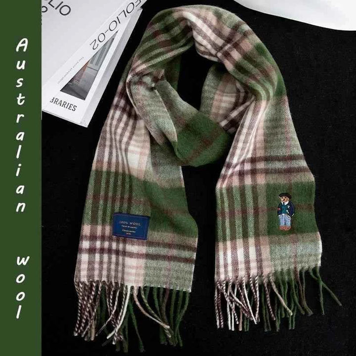 وشاح صوفي بتصميم منقوش بستايل بريطاني قديم للنماذج الزوجية مميز بنقشة الدب البريطاني وألوان خضراء وزهرية