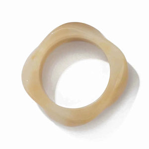 Irregular acrylic bracelet | موضة صيف 2025 | إكسسوارات عروض الأزياء والكاجوال.