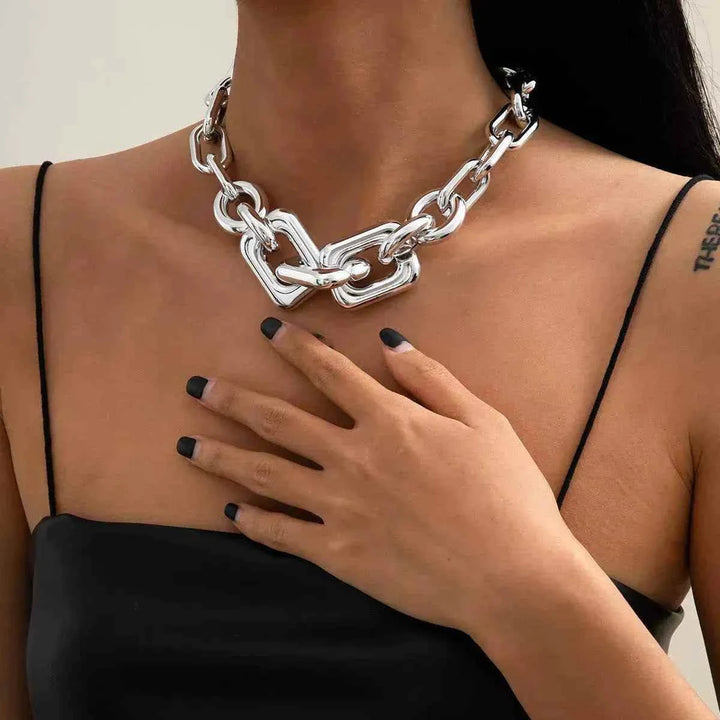 قلادة نسائية معدنية بسلسلة سميكة بتصميم Punk Hip-Hop عصري مع مشبك معدني بسيط تناسب إكسسوارات الموضة الأوروبية والأمريكية العابرة للحدود لعام 2025