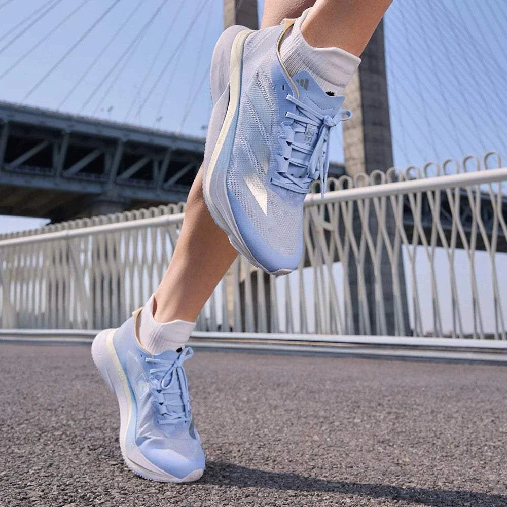 أحذية ADIZERO BOSTON 12 للجري والتدريب والاستعداد للماراثون، مزودة بدعامة من الألياف الزجاجية، للرجال والنساء – من أديداس..