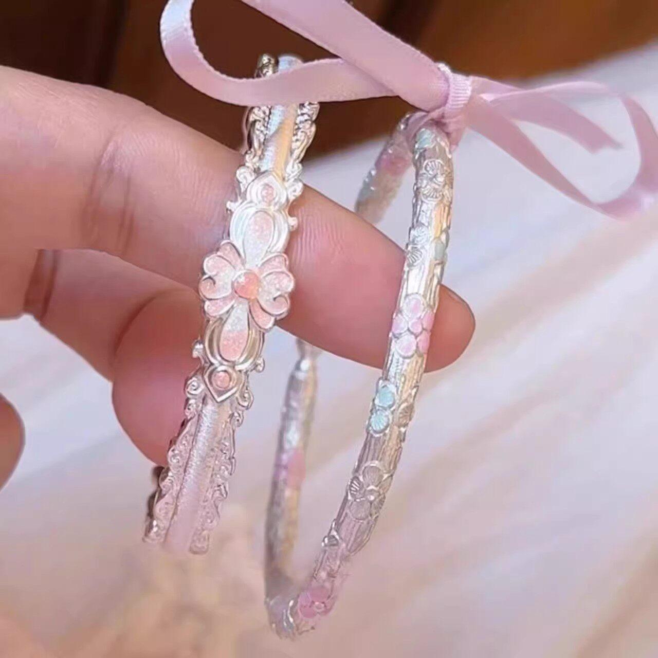 سوار (Bracelet) بتصميم زهرة وردية وأسلوب كوري أنيق.