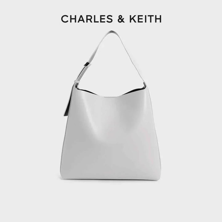 حقيبة كتف CHARLES & KEITH عصرية بحزام عريض وإغلاق مغناطيسي باللون الرمادي الفاتح