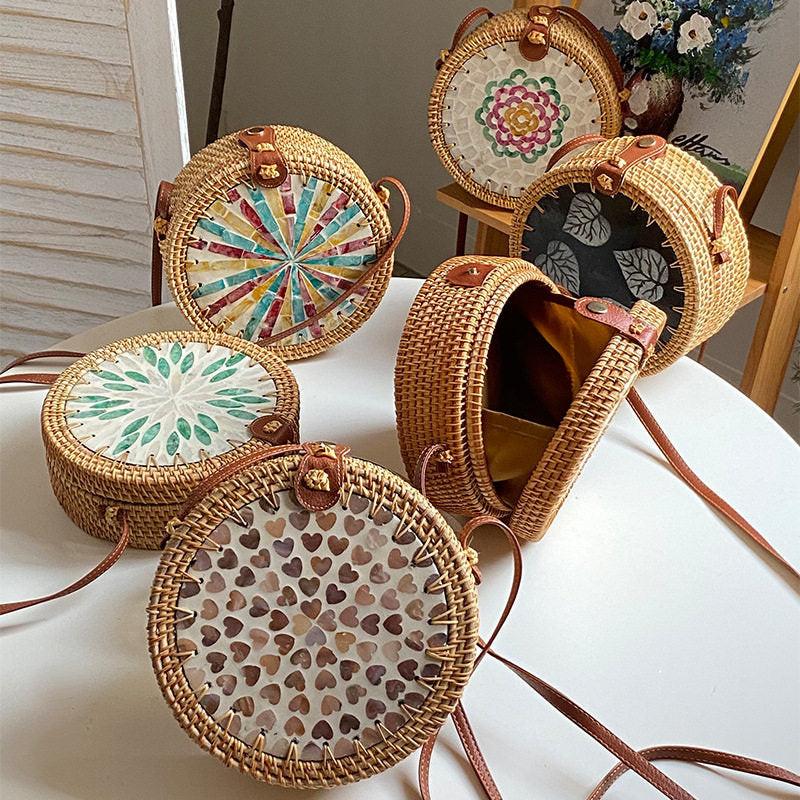 حقيبة دائرية Rattan Bag مزينة بصدف طبيعي يدوي الصنع.