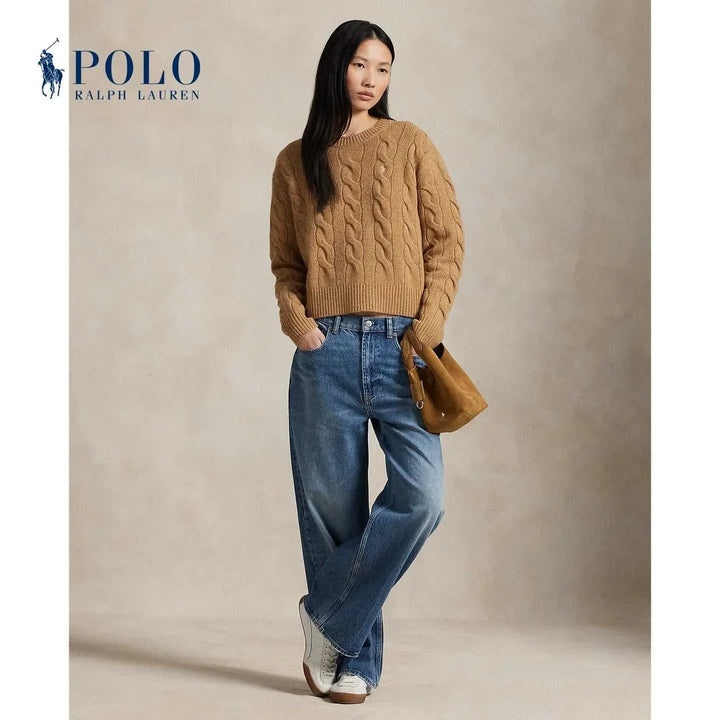 سترة نسائية Ralph Lauren بنقشة ضفائر بلون الكاميل مع ياقة مستديرة وحواف مضلعة تصميم كلاسيكي وعصري مصنوع من الصوف الفاخر