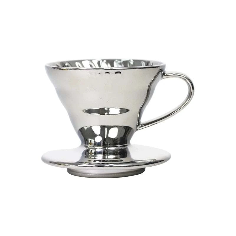 قمع ترشيح قهوة Hario V60 بتصميم معدني فاخر وألوان عاكسة.