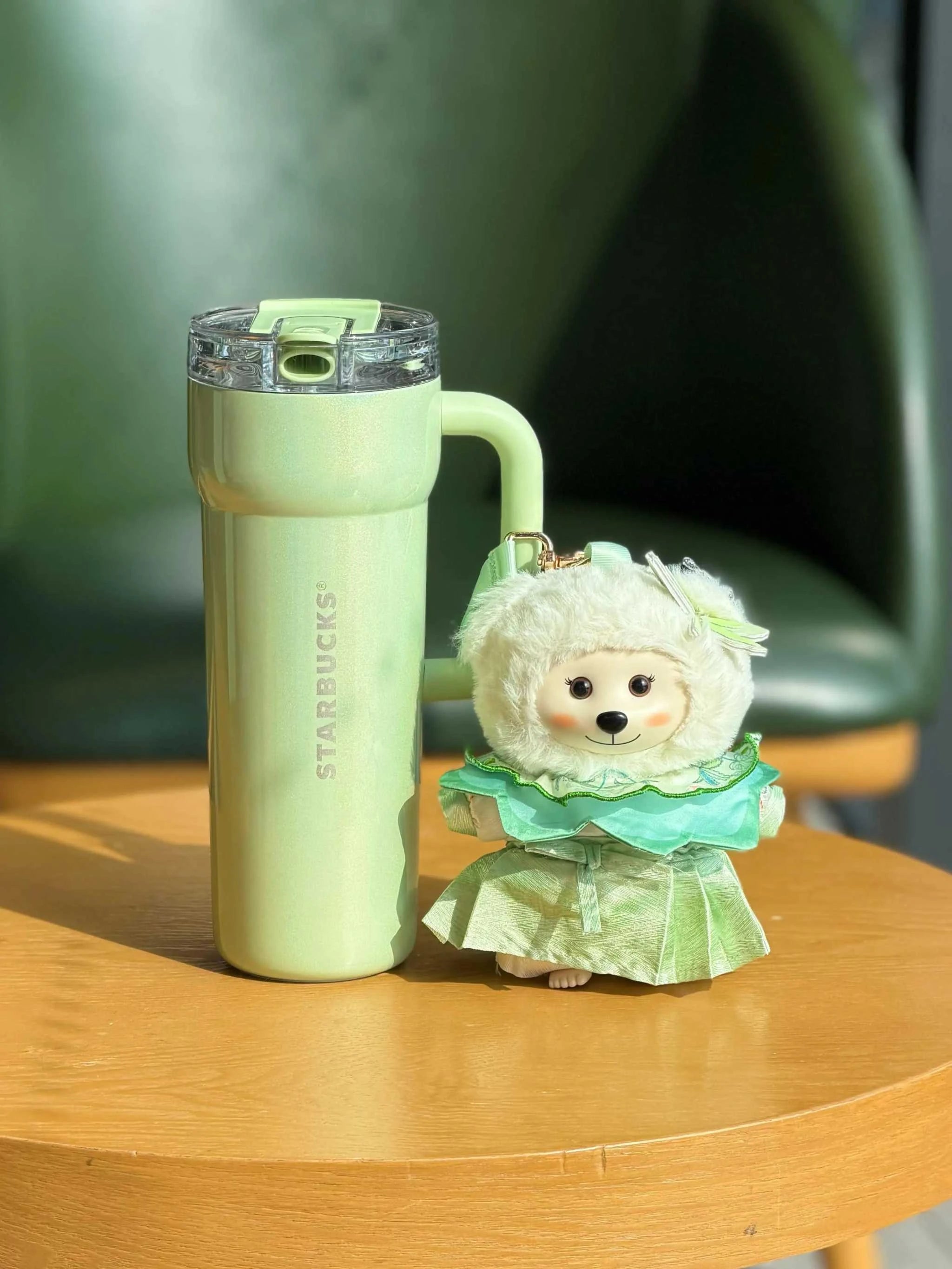 كوب Starbucks Tumbler أخضر مع دمية مميزة.