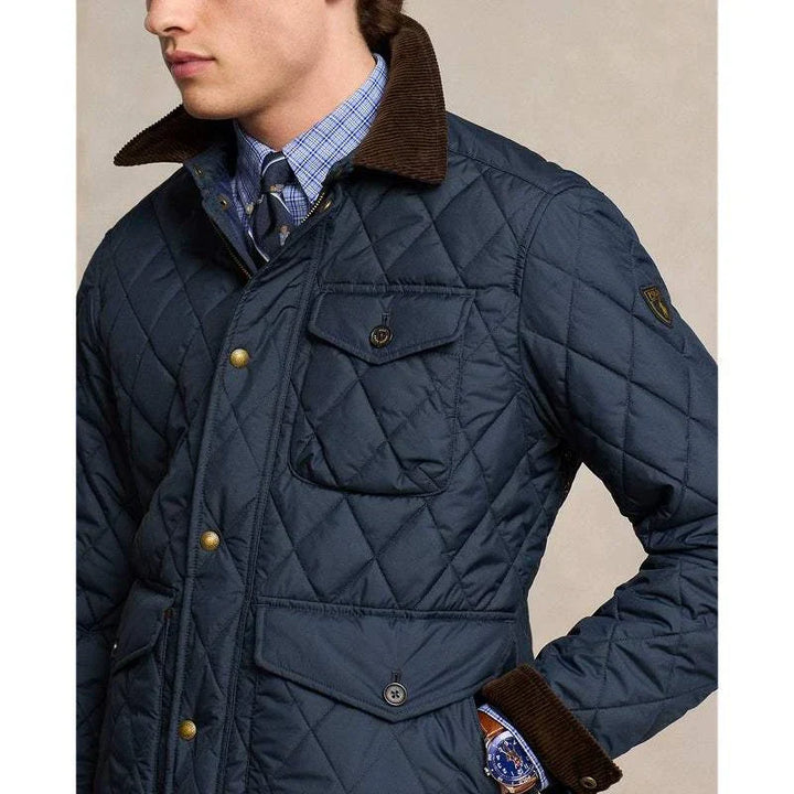 جاكيت رجالي من رالف لورين مبطن بنمط الماس باللون الكحلي وياقة قطيفة بنية أنيق ومقاوم للماء