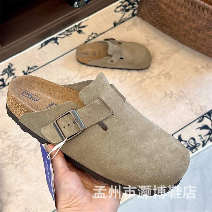 حذاء Birknstok مريح أنيق من جلد مولبيري بلون بيج وحزام قابل للتعديل مع قاعدة فلين داعمة ونعل مطاطي مقاوم للانزلاق