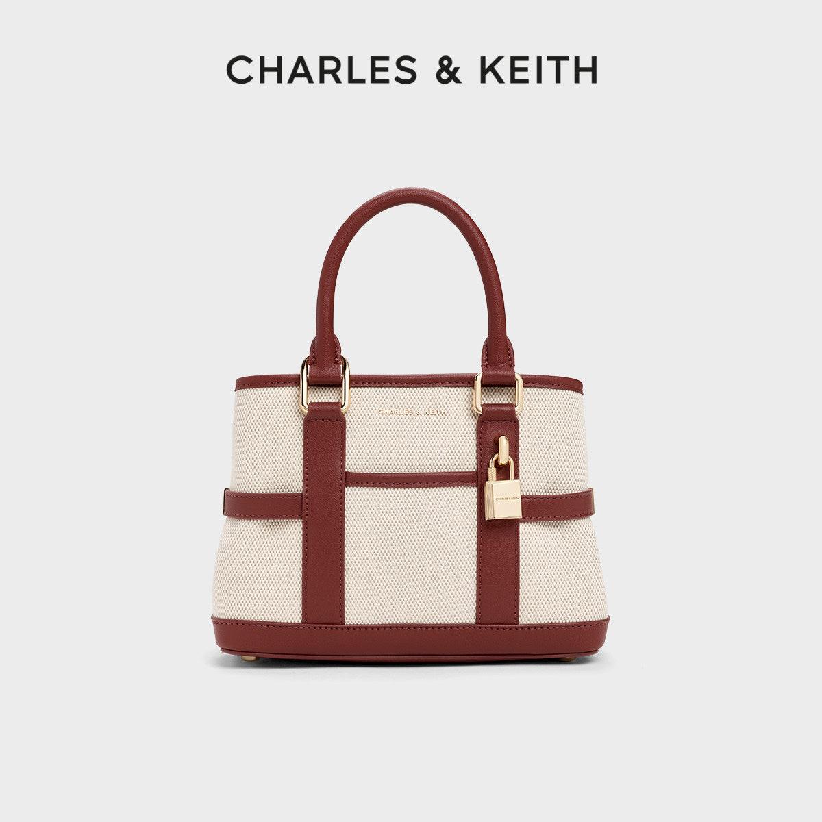 حقيبة يد CHARLES & KEITH بتصميم القفل الأنيق.