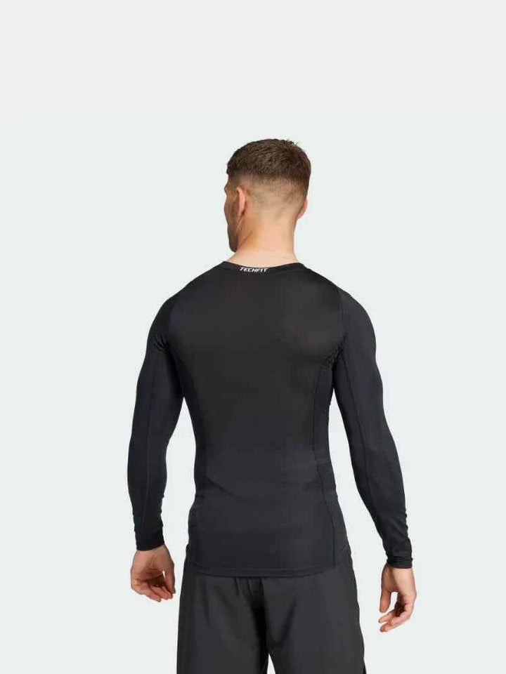 أديداس تيشيرت رياضي ضاغط رجالي بأكمام طويلة أسود تصميم مريح يدعم العضلات مع نقش TECHFIT خلف الرقبة
