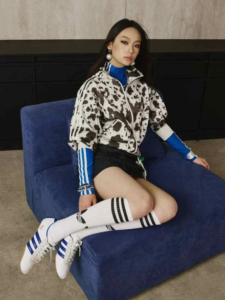 Adidas حذاء نسائي كلاسيكي أبيض بخطوط زرقاء وحمراء بتصميم خفيف وبنعل رفيع ومناسب للمشي واللوك الكاجوال