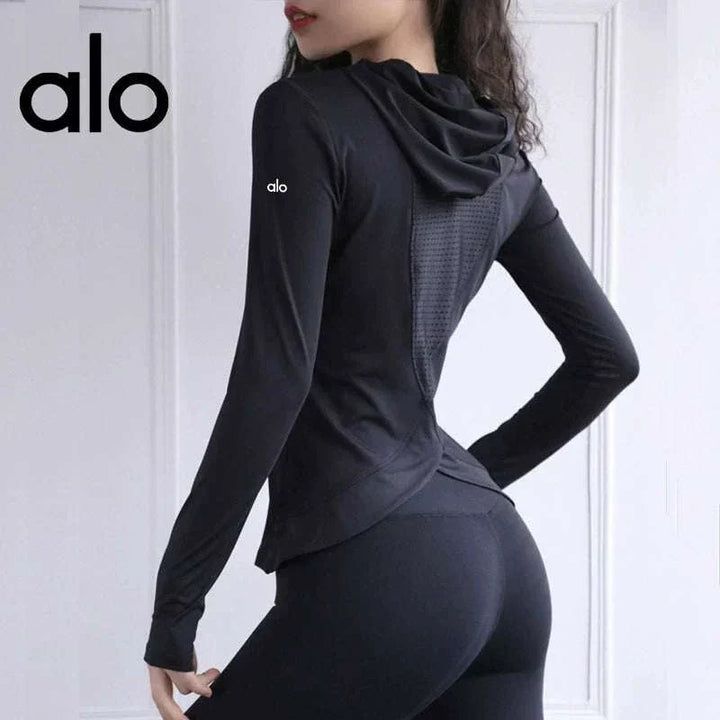 توب رياضي أسود بأكمام طويلة من alo clothing بخامة ناعمة وتصميم مثقب خلفي لتهوية مثالية