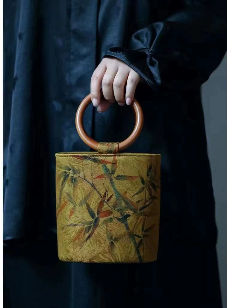 حقيبة يد Bucket Bag بتصميم خشبي دائري ولون خردلي مميز.