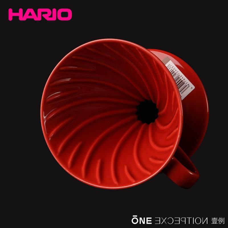 قمع تقطير القهوة V60 من السيراميك ماركة Hario بألوان متعددة.