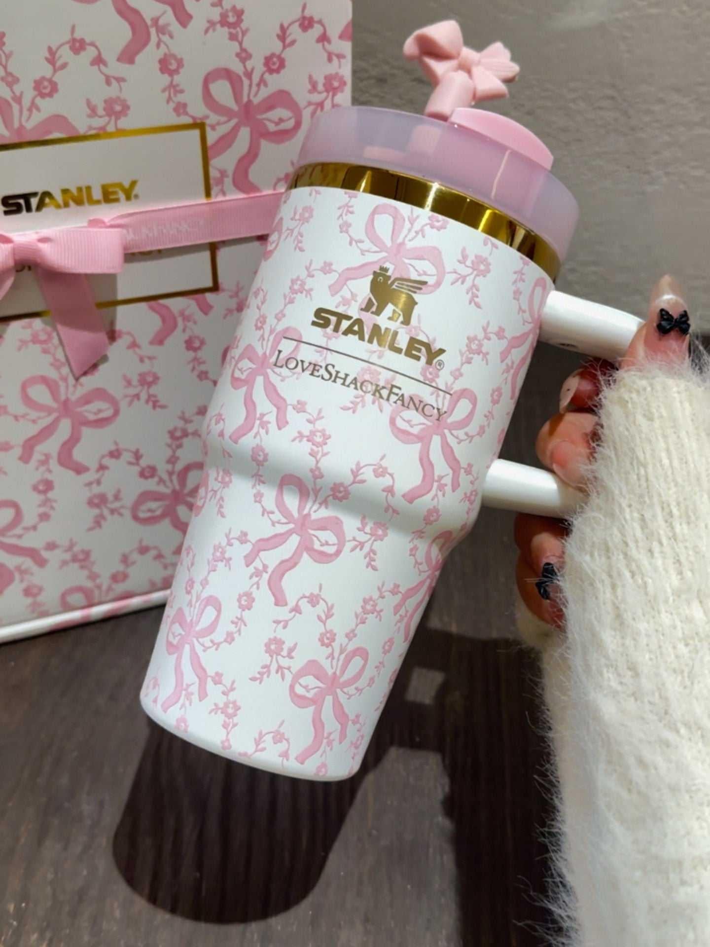 كوب Stanley x LoveShackFancy بتصميم الزهور والفيونكات الأنيق.