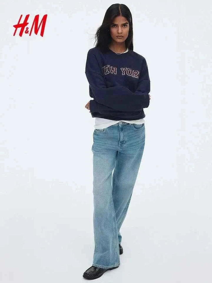 سويت شيرت نسائي كاجوال أزرق من H&M مع جينز أزرق للمرأة