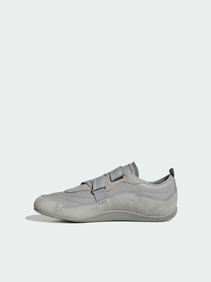 حذاء نسائي عصري من أديداس adidas.