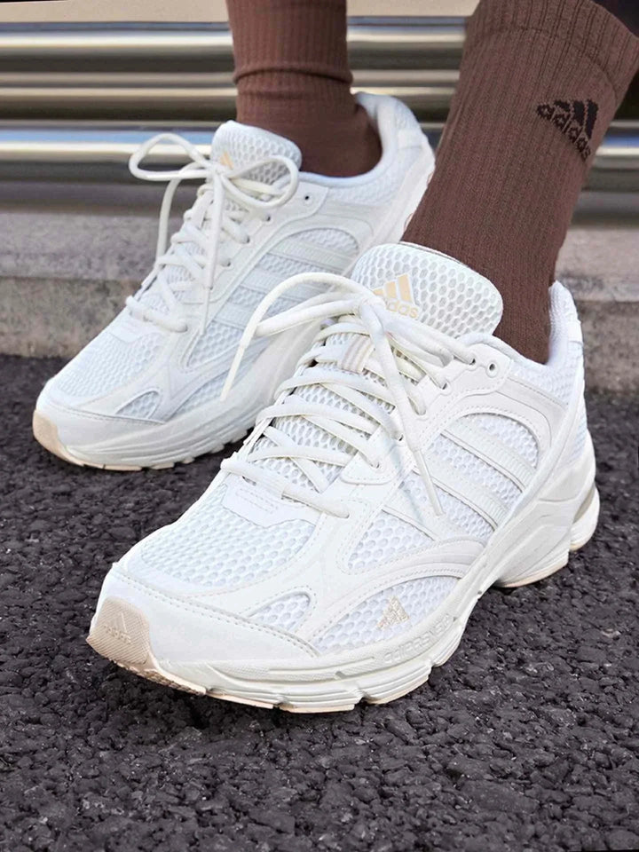 Adidas أديداس حذاء SPIRITAIN 2.0 Light Seeker أبيض بواجهة شبكية ونعل مطاطي مبطن للراحة والتهوية