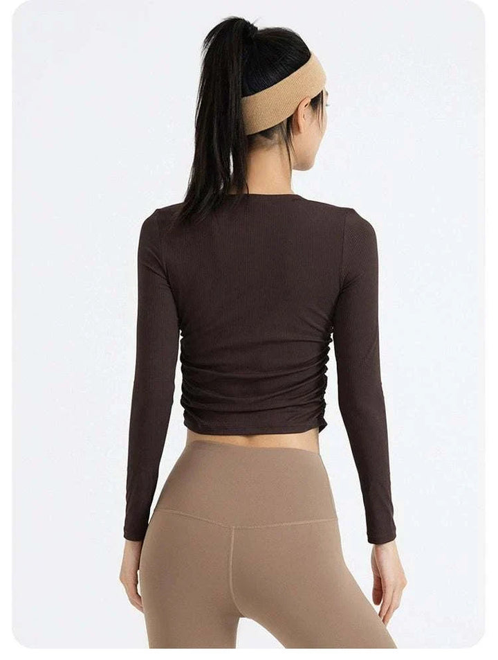 تيشرت أكمام طويلة alo clothing بني بمرونة عالية وجفاف سريع يناسب اليوغا والتمارين