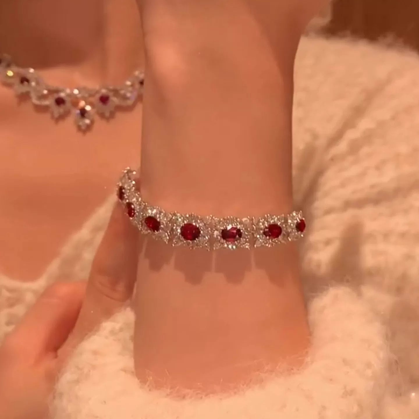 سوار Zircon مرصع بحجر الـ Red Crystal بتصميم فخم.