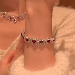 سوار Zircon مرصع بحجر الـ Red Crystal بتصميم فخم.
