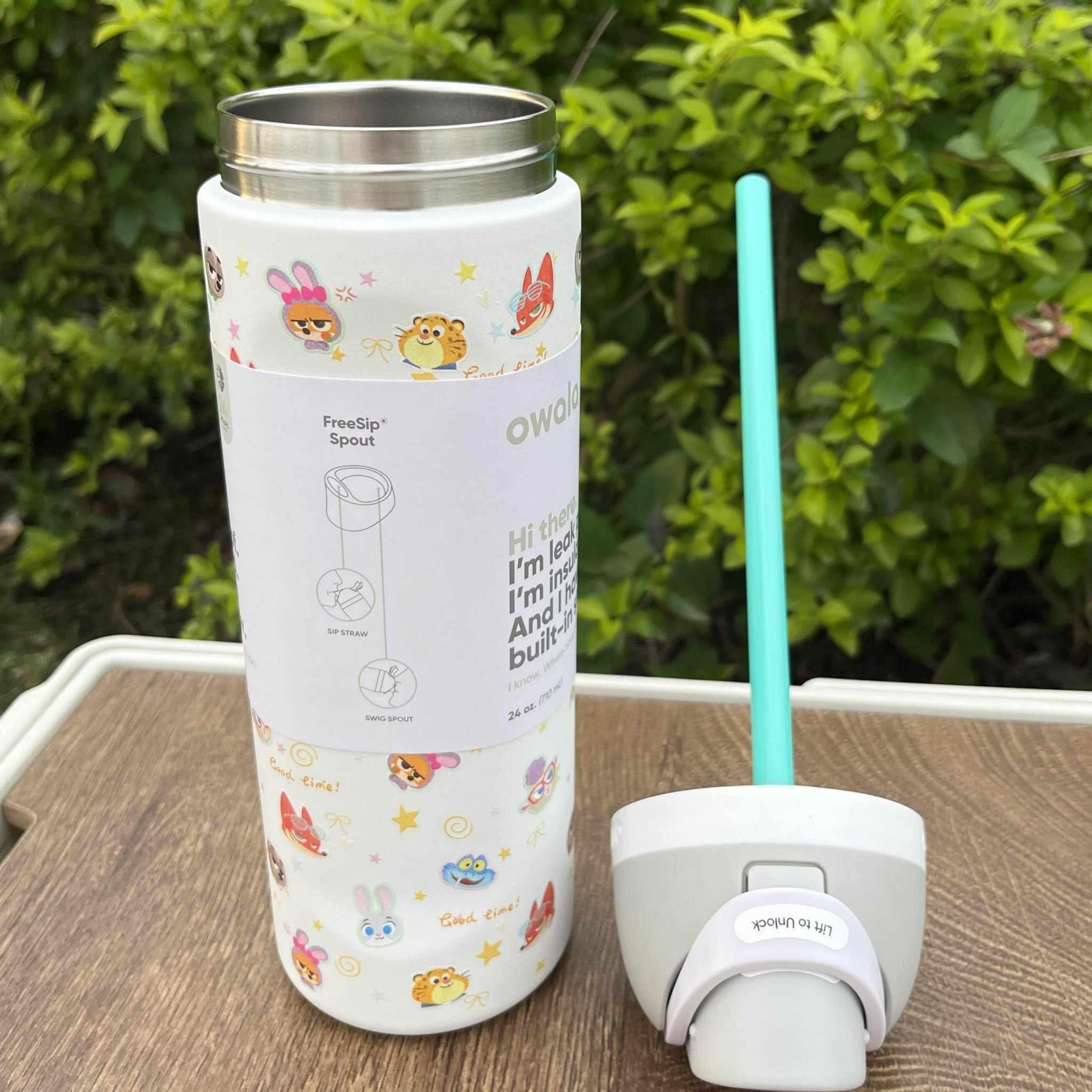مطارة Owala Kids' FreeSip عازلة للحرارة بتصاميم كرتونية مميزة.