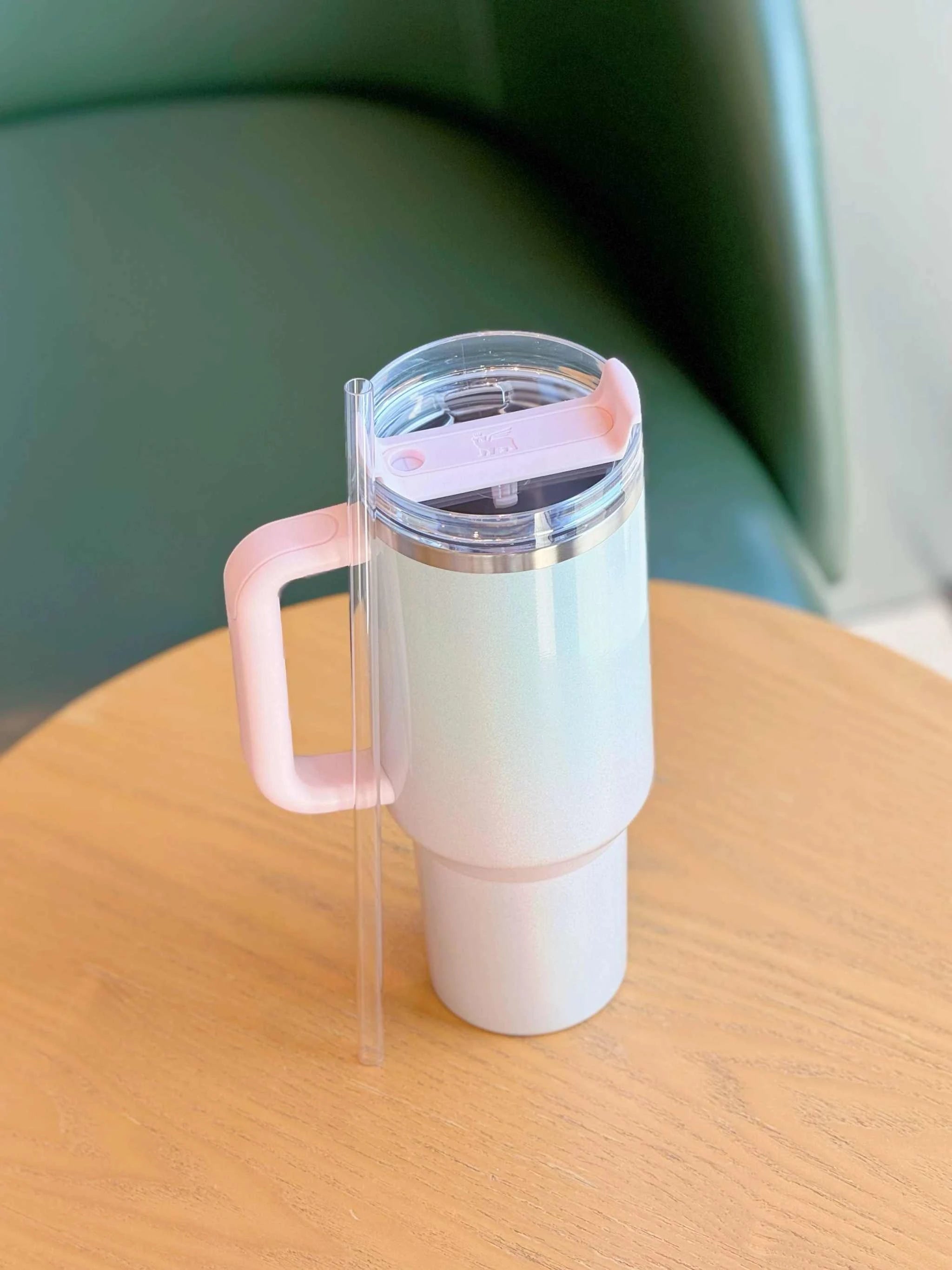 كوب Stanley x Starbucks Quencher لؤلؤي وردي حافظ للحرارة.