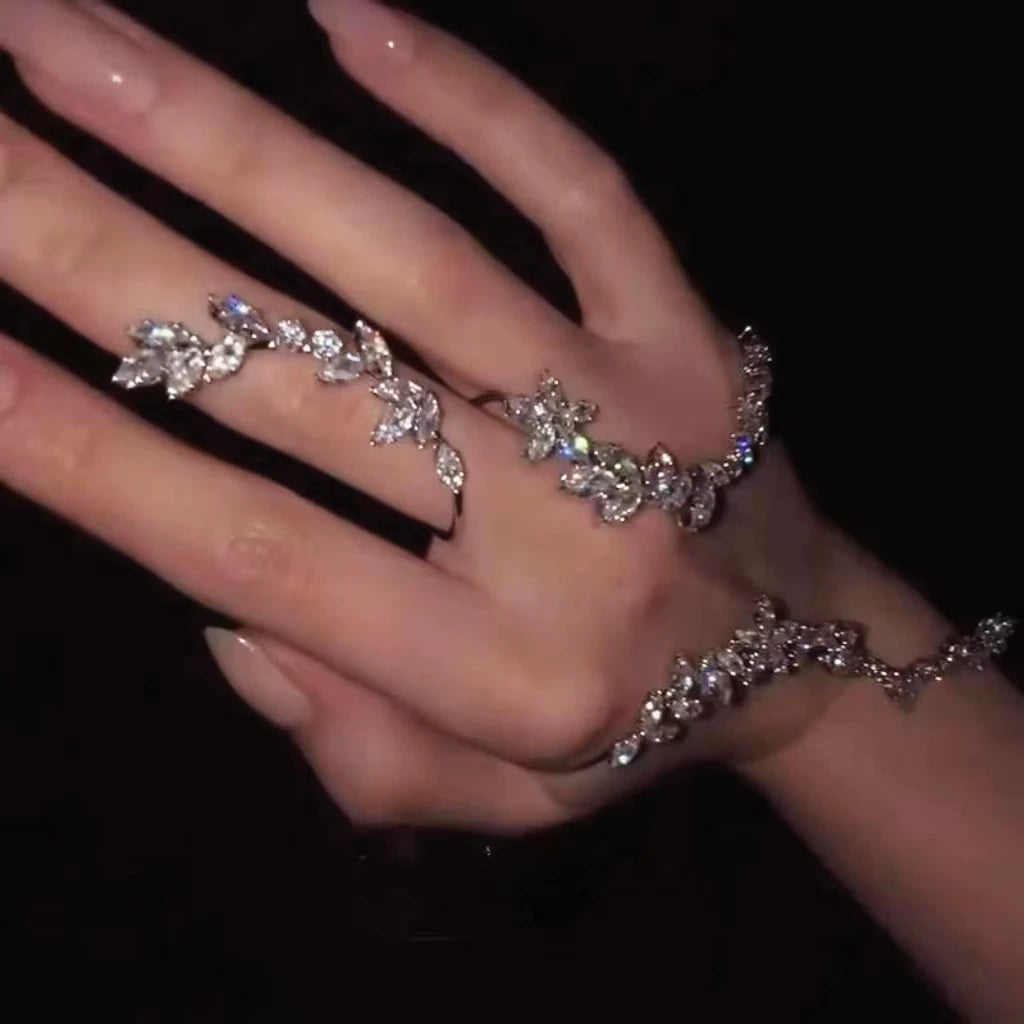 خاتم وكف Hand Bracelet مرصع بالكريستال بتصميم أوراق الشجر.