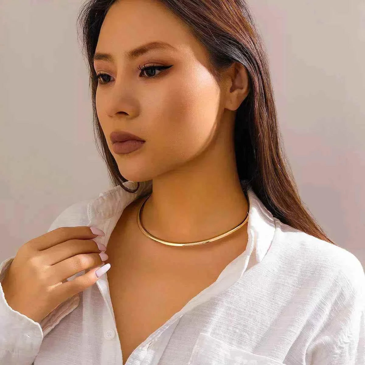 عقد Choker معدني بتصميم Torque ناعم وأنيق.