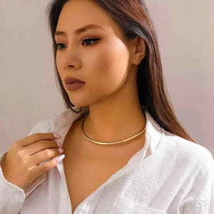 عقد Choker معدني بتصميم Torque ناعم وأنيق.