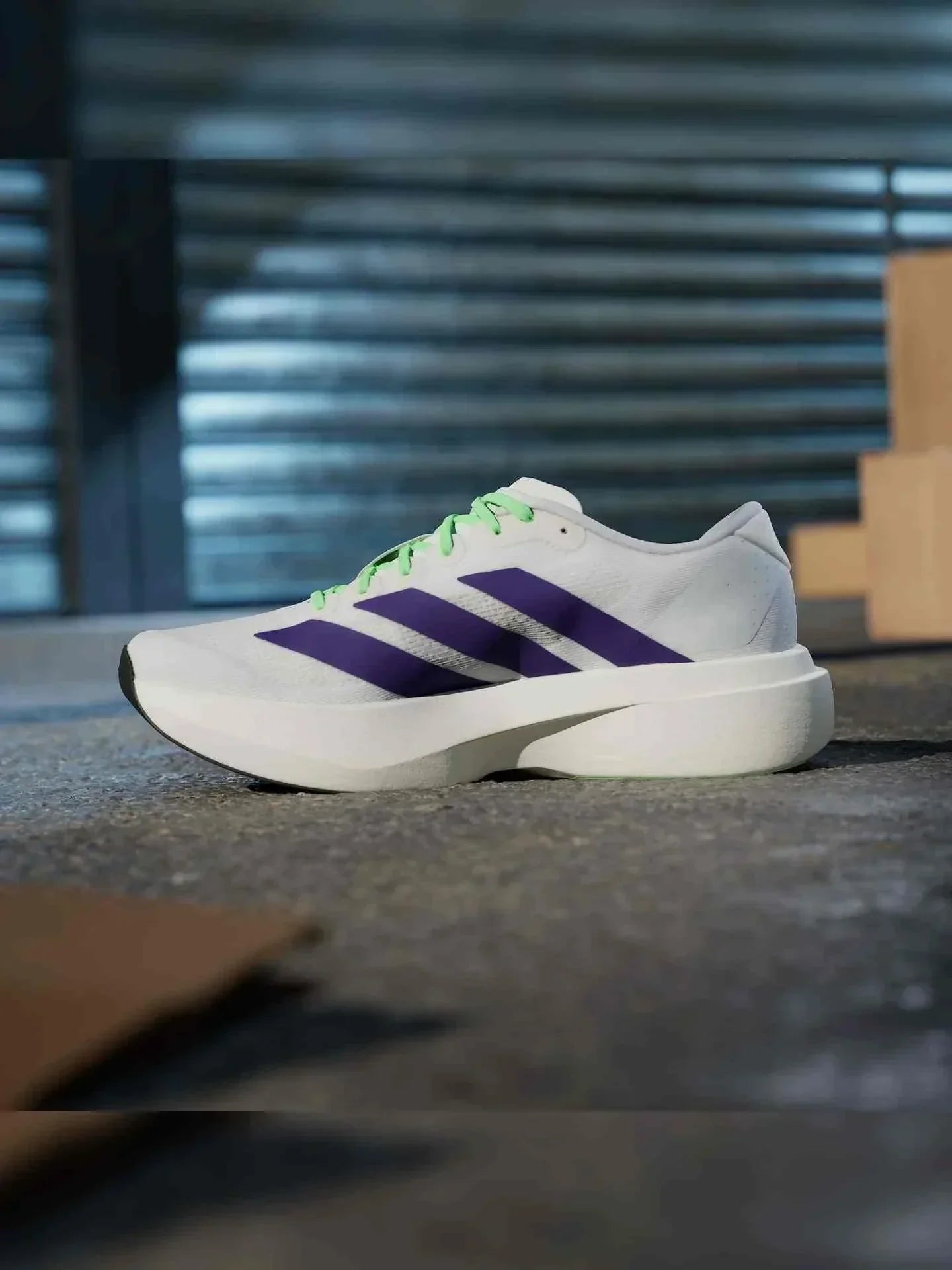 Adidas | أديداس حذاء جري فائق الخفة بتصميم سباق للرجال والنساء.
