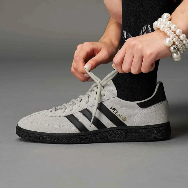 Adidas | أديداس حذاء HANDBALL SPEZIAL كريمي رمادي مع خطوط سوداء لمسة كلاسيكية جلد سويد وأداء عالي