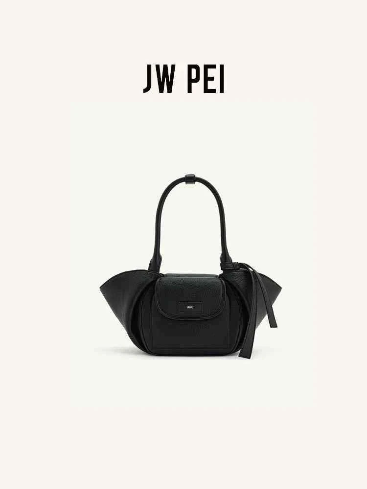 حقيبة JW PEI Zoey – حقيبة كتف كبيرة وعملية بتصميم عصري فاخر.