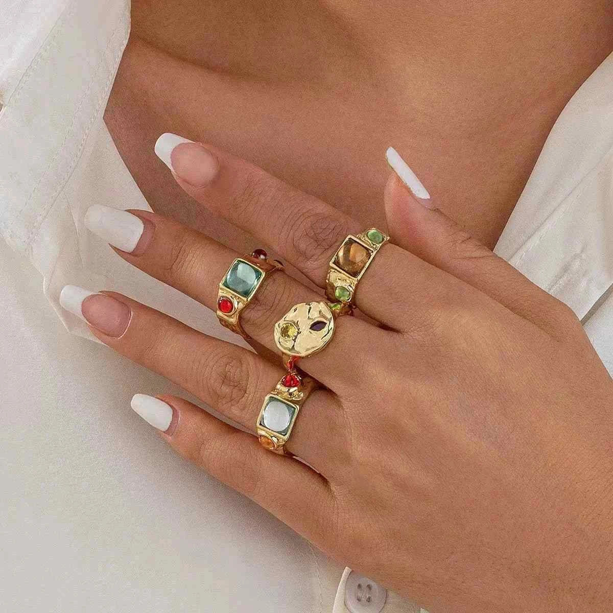 طقم خواتم Vintage بتصميم Irregular وأحجار ملونة جذابة.