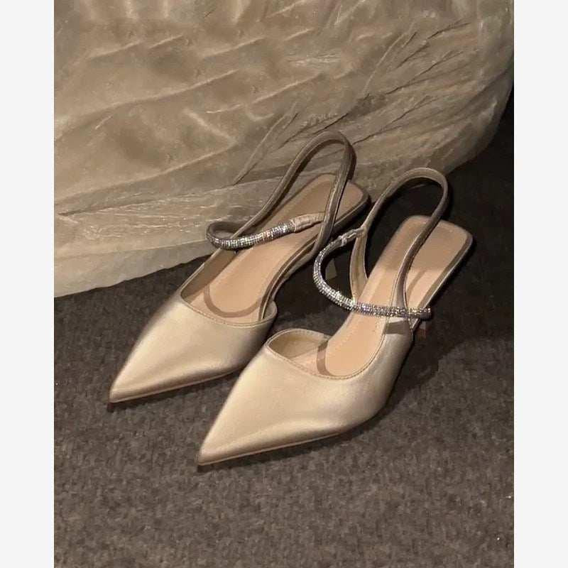 حذاء كعب عالي بتصميم Slingback ومرصع بالكريستال اللامع.