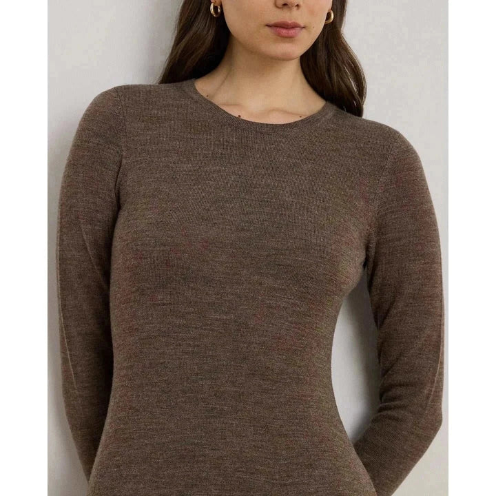 فستان لورن بني بسيط بأكمام طويلة وقماش ناعم يناسب المناسبات الرسمية واليومية