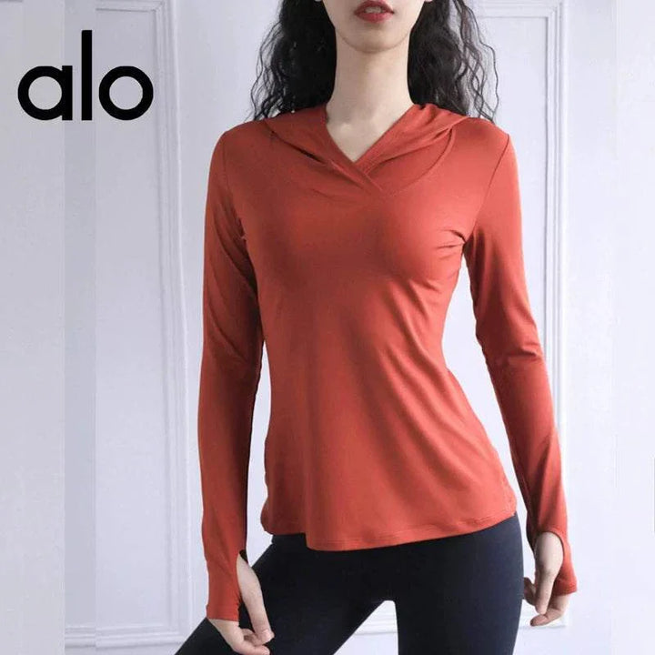 توب رياضي أنيق بأكمام طويلة من alo clothing بلون أحمر طوبي بخامة ناعمة ومريحة للتدريب واليوغا