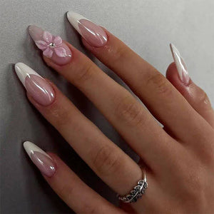 أظافر تركيب Press-on Nails بتصميم زهور بارزة وألوان وردية.