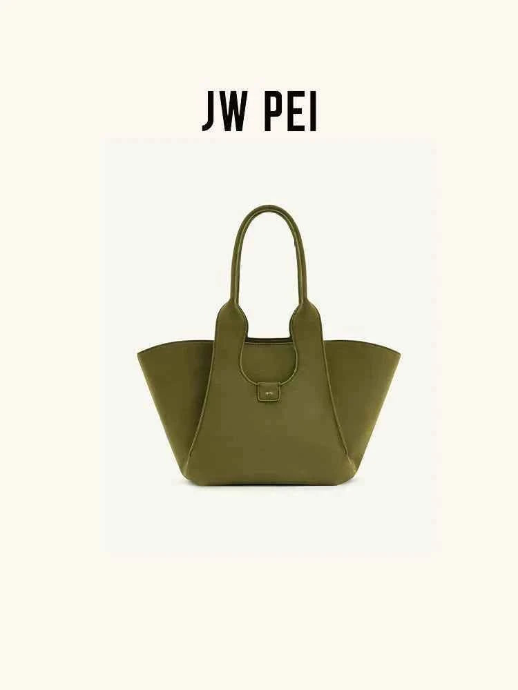 حقيبة يد JW PEI Tote Bag بخامة الشمواه الصناعي الفاخر.