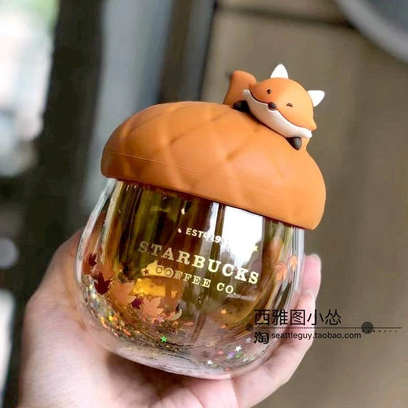 مج Starbucks بتصاميم كرتونية لطيفة وغطاء مميز.