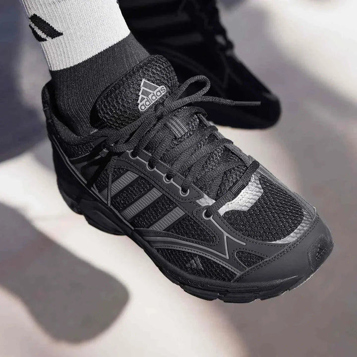 Adidas أديداس حذاء SPIRITAIN 2.0 Light Seeker أسود بتصميم شبكي ونعل مبطن مانع للانزلاق للراحة والأداء اليومي