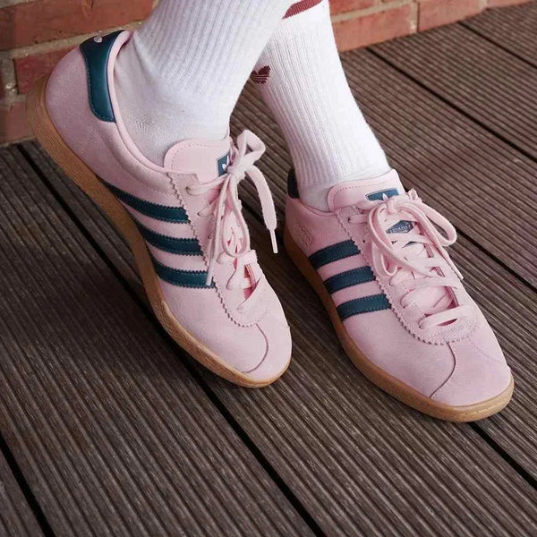Adidas | أديداس حذاء T-Toe STADT الكلاسيكي بشامواه وردي مع خطوط سوداء ونعل مطاطي بني لمظهر رياضي وأنيق