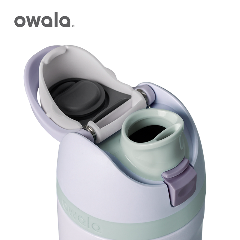 مطارة ماء Owala FreeSip عازلة للحرارة بألوان متنوعة.