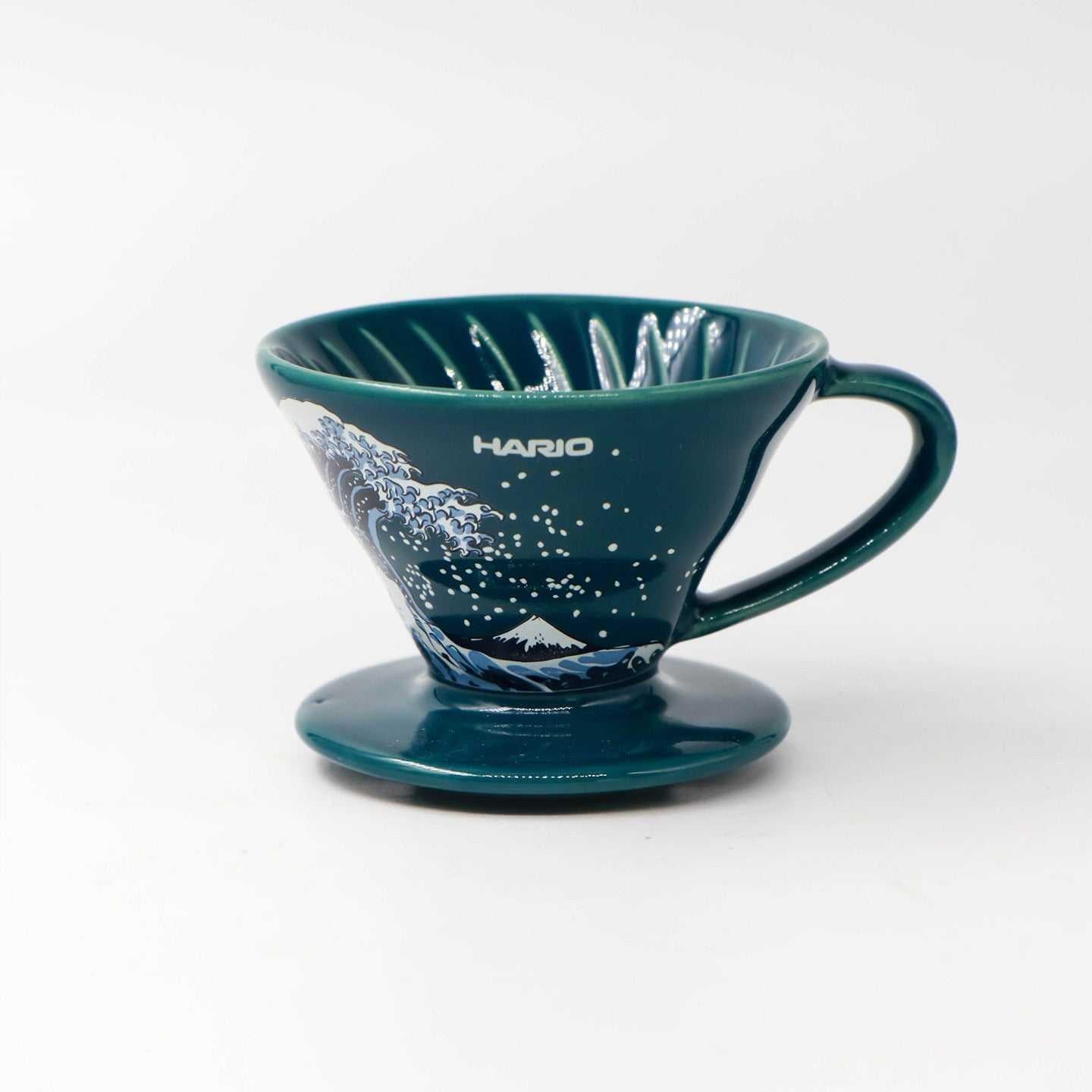 قمع تقطير V60 من HARIO إصدار Kanagawa Surf محدود.