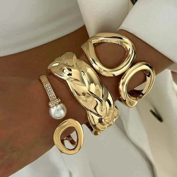سوار نسائي معدني بتصميم غير منتظم مزين بمحاكاة اللؤلؤ لمسة عصرية وأنيقة لعام pearl bracelet 2025