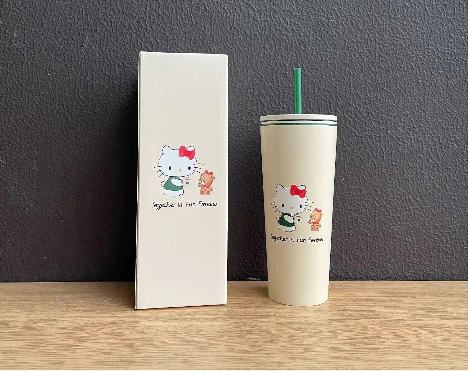 كوب Starbucks بتصميم Hello Kitty مع غطاء وقشة باللون الأخضر.